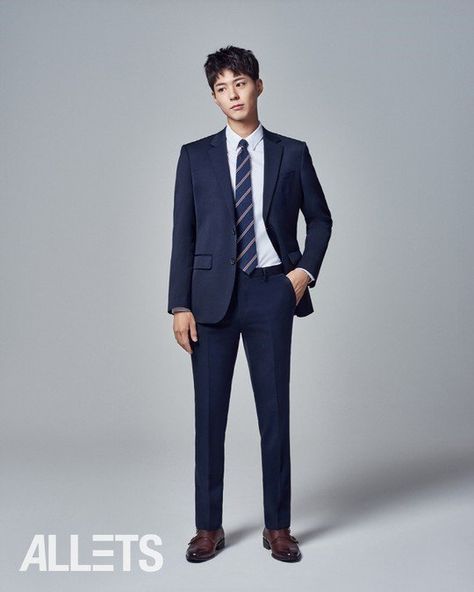 Fashion brand 'TNGT' revealed handsome cuts of their model Park Bo Gum showing off suit attire perfect for job interviews.F… Korean Men Suit, Blue Tuxedo Wedding, Park Bo Gum Wallpaper, Korean Male Models, Asian Suits, Korean Suit, Asian Male Model, Male Models Poses, Park Bo Gum