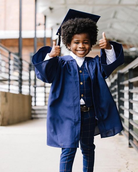 He graduated from Pre-K and now he is ready to conquer Kindergarten. This shoot is too cute. Congratulations!⁠ ⁠ #repost @⁠artbycourtwinter⁠ ⁠ 👑 celebrating Tre’s pre-k graduation! He’s soaring to new heights and ready to take on kindergarten 🙌🏾✨⁠ .⁠ .⁠ .⁠ #kindergarten #momsofinstagram #graduationpictures #photooftheday #familylife #portraitphotography #kidsfashion #toddlermodel #artbycourtwinter #photooftheday #instagood #inspiredbythis #frobabies #prekgraduation #blackboyjoy #munamommy #du Kindergarten Cap And Gown, Kindergarten Graduation Pictures, Cute Congratulations, Kindergarden Graduation, Kindergarten Photos, Grad Picture Ideas, Kindergarten Pictures, Toddler Modeling, Boy Graduation