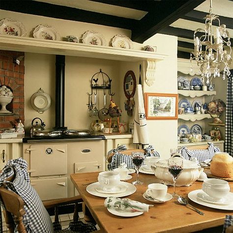 . Country Kitchen Diner, Scottish Kitchen, Country Kitchen Accessories, Country Kitchen Tables, 25 Beautiful Homes, Homes Kitchen, Country Family, Cosy Cottage, Style Anglais