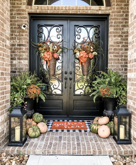 Fall Door Decorations Classroom, Door Decorations Fall, Fall Front Door Wreaths, Autumn Front Porch, Farmhouse Fall Decor Ideas, Vintage Fall Decor, Front Door Wreaths, Fall Front Porch Decor, Fall Door Decorations