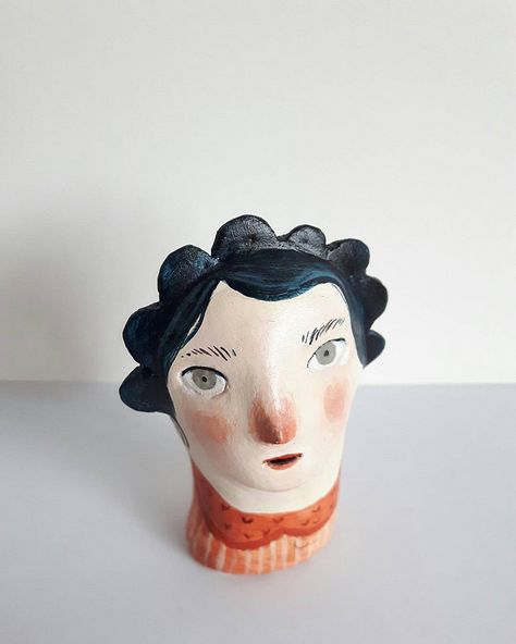 Ceramic Portraits, Clay Idea, Clay People, Earrings Stand, Ceramic Face, Doll Drawing, Clay Faces, Paintings And Drawings, Clay Figurine