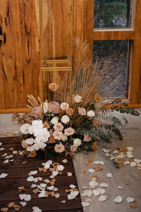 Earth Tone Florals, Toffee Wedding Flowers, Wedding Alter Flowers, Toffee Roses, Flowers Wedding Ceremony, Alter Flowers, Neutral Wedding Flowers, Wedding Alters, Altar Arrangement