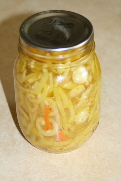 Canning Pickled Banana Peppers – Pure and Simple Life Preserving Peppers, Canning Banana Peppers, Recipes With Banana Peppers, Pickled Banana Peppers, Preserving Vegetables, Food Canning, Canning 101, Canning Fruit, Canning Pickles