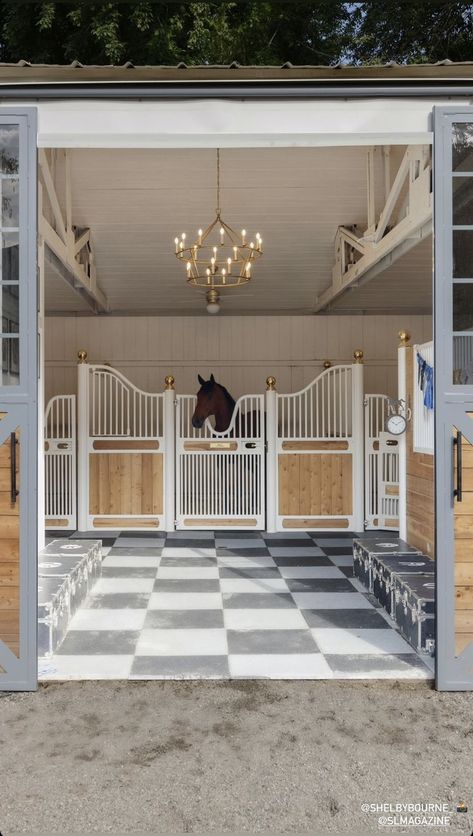 Hamptons Horse Stables, Unique Horse Stables, White Horse Stable, Pretty Horse Stables, Cute Horse Stables, Horse Stables Aesthetic, White Stables, Modern Horse Ranch, Modern Horse Stable