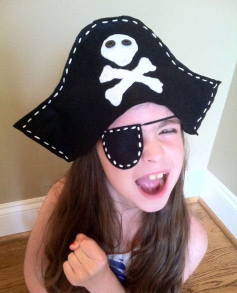 Pirate Play Set Pirate Play, Pirate Costume Kids, Pirate Costume Diy, Pirate Activities, Pirate Crafts, Pirate Hat, Pirate Day, Pirate Birthday Party, Kids Dress Up