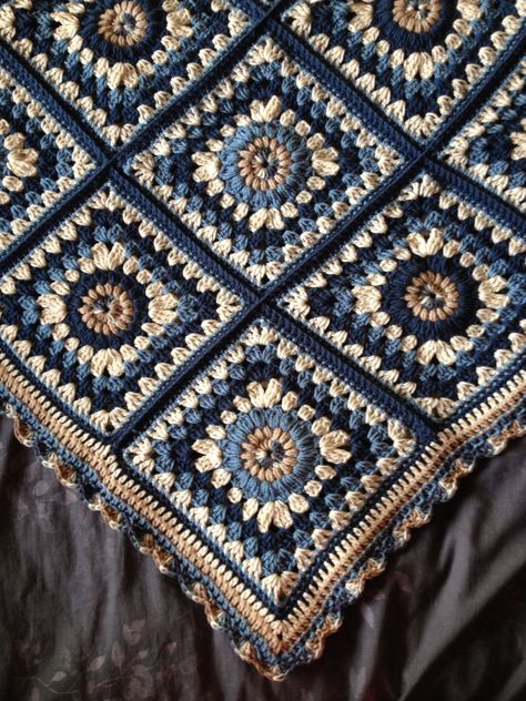 Nautical Granny Square Crochet, Blue Granny Square Blanket, Crocheted Blanket, Crochet Blanket Designs, Easy Crochet Stitches, Crochet Granny Square Blanket, Crochet Square Patterns, Granny Square Crochet Pattern, Diy Crochet Projects