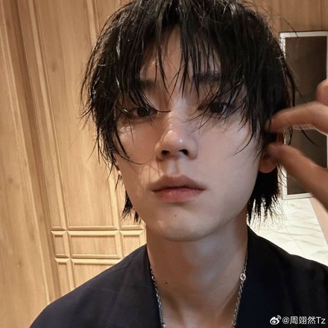 Zhou Yiran, Cute Asian Guys, Cute Actors, Kdrama Actors, Asian Actors, Aesthetic Vintage, Boyfriend Pictures, Blue Hair, Korean Actors