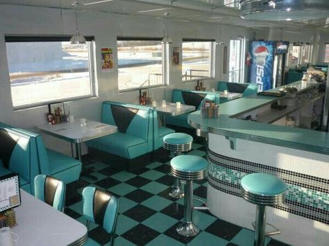 Looks kinda like the soda shop in Back to the Future... Diner Aesthetic, 1950s Diner, 50's Diner, Diner Restaurant, 50s Diner, Diner Decor, Vintage Diner, Decoration Restaurant, Retro Diner