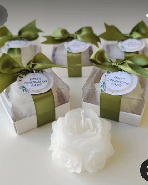 The favours that keep on giving✨️✨️✨️ Wedding favours ~A gift to your guests to thank them for sharing one of the most special days of your life with you as the newest married couple on the block!🤍💍✨️ I was recently asked for some wedding favour ideas different than the average but within a set budget for just under 200 guests, and these are some of the ideas I thought of The options are truly endless with favours and I personally think it's more realistic to set a total budget for these,... Wedding Prompts, Wildflower Favors, Candle Party Favors, Candle Bags, Wedding Fayre, Seed Wedding Favors, Flowers Candles, Elegant Wedding Favors, Box Ribbon