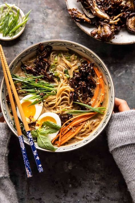 30 Minute Creamy Sesame Miso Ramen with Crispy Mushrooms | halfbakedharvest.com Crispy Mushrooms, Vegetarian Noodles, Miso Ramen, Cibo Asiatico, Slow Cooker Vegetarian, Ramen Recipes, Läcker Mat, God Mat, Half Baked Harvest