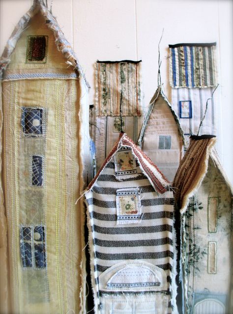 House Quilts, Textile Fiber Art, Small Houses, Fabric Houses, Art Textile, Soft Sculpture, Little Houses, Fabric Art, Art Quilts