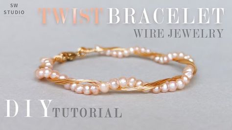 Pearl Bracelet Tutorial, Diy Wire Bracelet, Wire Bracelets Diy, Wire Bracelet Tutorial, Wire Accessories, Wrap Bracelet Tutorial, Easy Bracelet, Twist Bracelet, Wire Jewelry Patterns