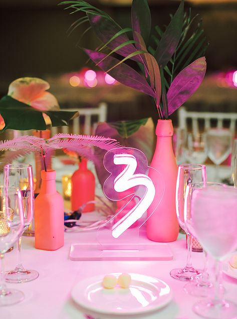 Wedding Tropical, Custom Wedding Signs, Decoration Originale, Neon Wedding, Neon Party, Wedding Mood, Tropical Wedding, Table Numbers, Pink Wedding