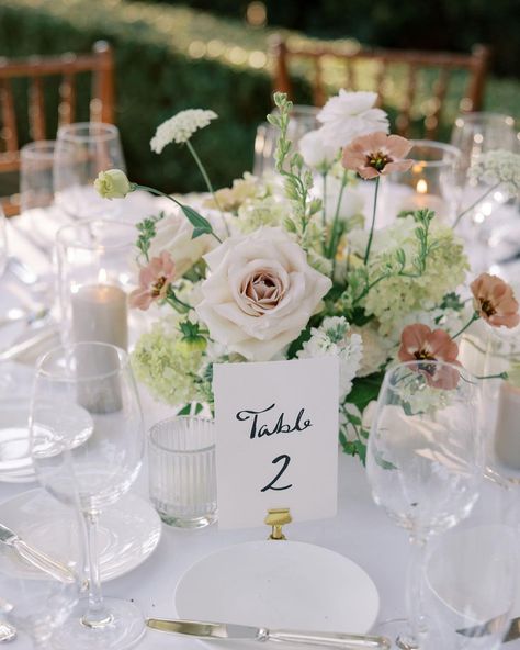 Instagram • Chats Centerpieces Round Table, Wedding Centerpieces Round Table, Round Table Wedding Centerpieces, Round Table Wedding, Music Festival Decor, Wedding Table Centerpieces Diy, Round Wedding Tables, Wedding Centrepiece, Elegant Wedding Centerpiece