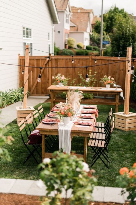 Simple Backyard Wedding Table Decor, Small Backyard Set Up, Small Backyard Wedding Decor, Small Yard Wedding, Minimalist Backyard Wedding, Terracotta Table Decor, Backyard Wedding Table Set Up, Backyard Wedding Dinner, Tiny Wedding Ideas