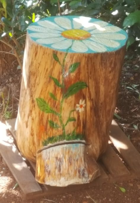 Painting On Tree Trunk, Painted Stumps Ideas, Painted Tree Trunks, Painting Tree Stumps Ideas, Stump Painting Ideas, Painted Tree Stumps, Painted Stumps, Tree Stump Painting, Stump Painting