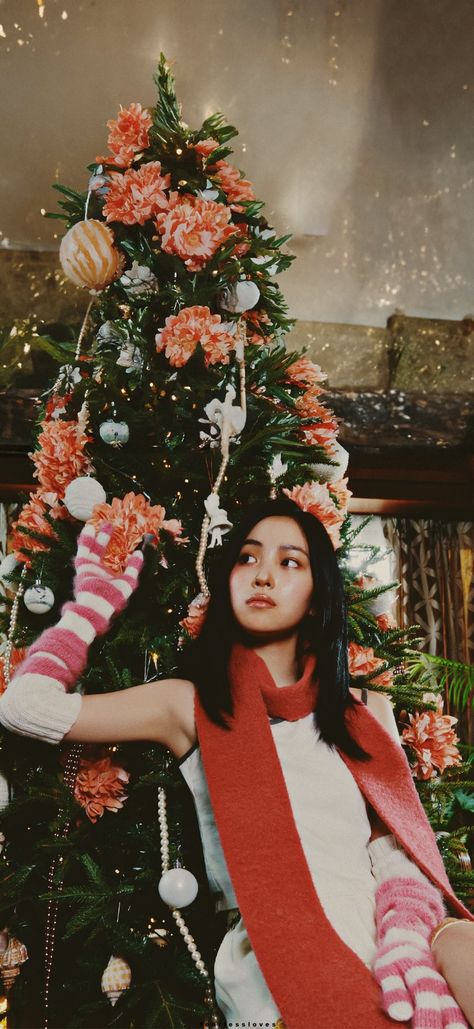 RYUJIN WALLPAPER Ryujin Itzy Christmas, Christmas Kpop Wallpaper, Itzy Christmas Wallpaper, Kpop Christmas Wallpaper, Itzy Christmas, Ryujin Wallpaper, N Photo, Jennie Coachella, Shin Ryujin