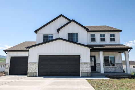 White Two Story House, White And Grey House, Two Story House Exterior, Grey House Exterior, White Wooden House, Siding Ideas, Gray House Exterior, Exterior Houses, Grey House