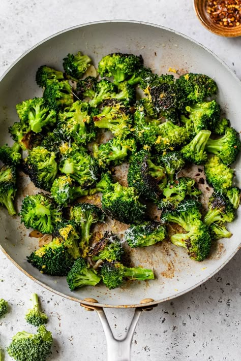 No one can resist this healthy, garlicky sautéed broccoli recipe—especially with freshly grated Parmesan cheese and lemon zest. So easy too! Brócoli Recipes, Sauteed Broccoli, Sautéed Broccoli, Crock Pot Baked Potatoes, Steak Sides, Broccoli Sauteed, Well Plated, Fried Broccoli, Full Meals