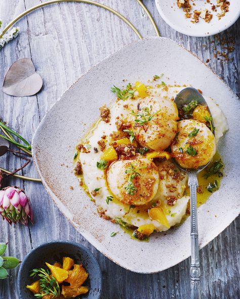 Vous vous régalerez avec recette de noix de Saint Jacques, égayées d'un crumble aux noisettes, Fourme d'Ambert et spéculoos. Servie avec une purée de céleri, c'est un plat de fêtes Coquille Saint Jacques, Xmas Food, Saint Jacques, Bon Appetit, Fish Recipes, Main Dishes, Seafood, Favorite Recipes, Sauce