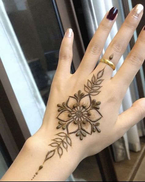 #simplehennadesign #henna #hennatattoo #hennaart #hennadesigns #hennaartist #simplehenna #hennadesign #mehndi #hennalove #bridalhenna #hennainspo #hennainspire #mehendi #hennawedding #mehandi #art #arabichenna #mehndidesigns #mehendiart #wedding #mehandidesign #hennainspiration #naturalhenna #partyhenna #mehendiartist #mehndiart #hennalover #hennafun #hennapengantin Henna Tattoo Designs Hibiscus, Henna Hand Flower, Henna Flower Designs Hand, Henna Simple Designs, Thumb Henna, Vine Henna, Henna Design Hand, Henna Finger Designs, Henna Design Easy