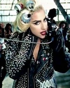 Lady Gaga Lady Gaga Cans In Hair, Lady Gaga Telephone Music Video, Lady Gaga Coke Can Hair, Lady Gaga Music Video Outfits, Coke Can Hair Rollers, Lady Gaga Telephone Costume, Lady Gaga Telephone Outfit, Lady Gaga Iconic Looks, Lady Gaga Telephone