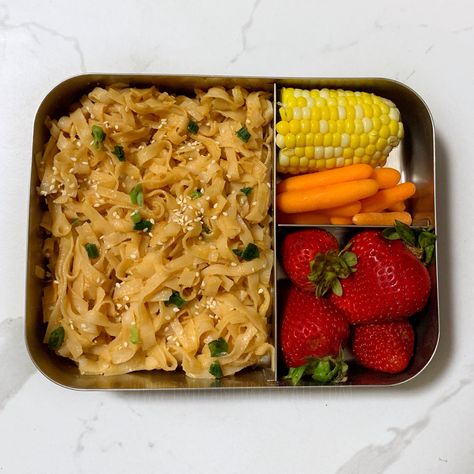 Aesthetic Lunchbox Ideas, School Lunch Box Aesthetic, Food Ideas For School, Packed Lunch Aesthetic, Lunchbox Aesthetic, Lunch Aesthetic School, Carrot Strawberries, Lunch Box Aesthetic, Peanut Sauce Noodles