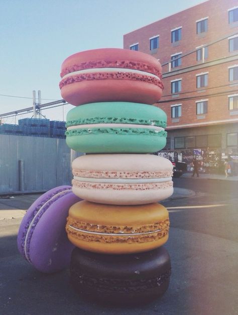 Macaron Sculpture by Daisuke Kiyomiya at Bushwick Open Studios Giant Macaron, Bird Street Art, Food Installation, Macaron Decoration, Pop Sculpture, Macaron Art, Pop Art Party, Food Fest, Burger Places