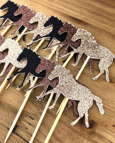 Rodeo Party Decor, Pony Themed Birthday Party, Horse Cupcake Toppers, Horse Themed Party, Wild West Party, Rodeo Party, Rose Glitter, Sweet 16 Cakes, Horse Party