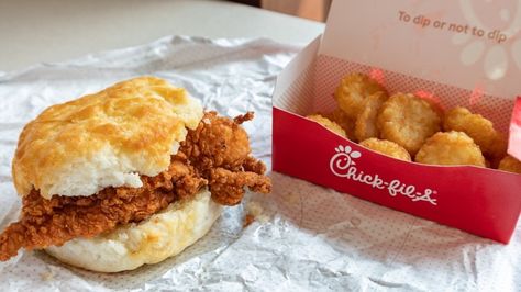 Chick-Fil-A Employees Can't Stand These Redundant Orders Chick Fil A Breakfast, Polynesian Sauce, Breakfast Calories, Fast Food Workers, Breakfast Hack, Best Fast Food, Breakfast Recipes Sweet, Fried Chicken Sandwich, Food Spot