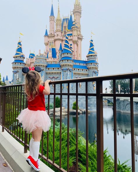 Matching Sister Disney Outfits, Disney Birthday Photoshoot, Disneyland Birthday Photoshoot, Disney Outfits Girls Kids, Toddler Disney Outfit Girl, Toddler Disney World Outfits, Toddler Disneyland Outfit, Disney Photoshoot Ideas, Girl Disney Outfits