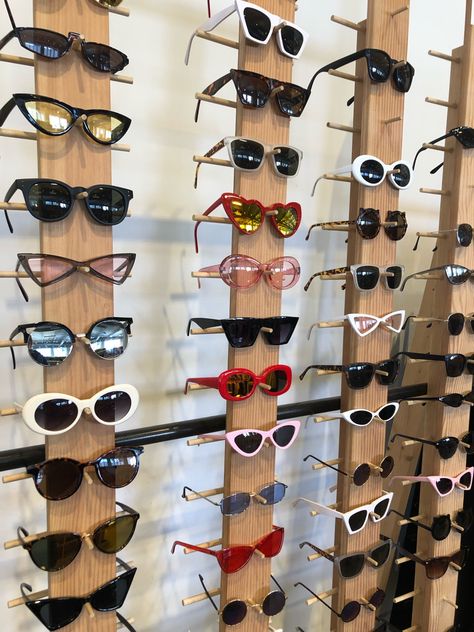 Sunglasses Stand Display, Optical Design Ideas, Sunglass Display Ideas, Glasses Shop Design, Opticians Store Design, Sunglasses Display Diy, Eyewear Shop Design, Eyewear Store Design, Tire Furniture