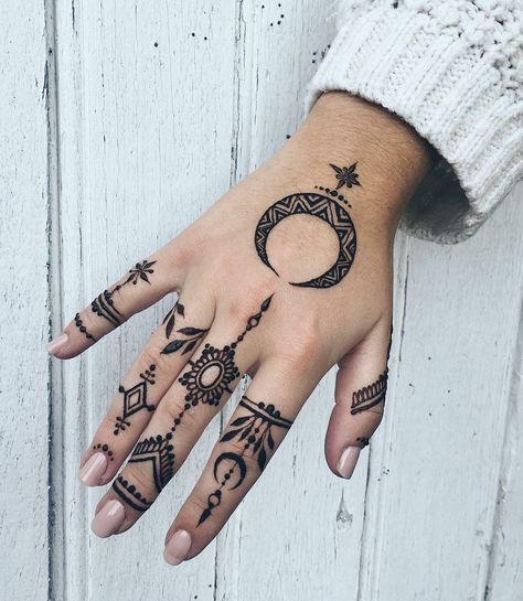 In a society captivated by grandiose ink masterpieces, small hand tattoos serve as a subtle yet impactful way to express your individuality. Henne Tattoo, Jagua Henna, Henna Style Tattoos, Henna Inspired Tattoos, Tato Jari, Finger Tattoo For Women, Hand And Finger Tattoos, Finger Tattoo Designs, Henna Tattoo Hand