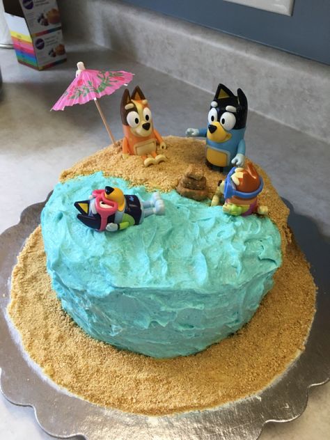 Bluey and family at the beach - I made this cake for my daughter’s 1st birthday Bluey Cake Ideas Diy, Bluey Birthday Pool Party, Bluey Pool Cake, Bluey Cake Easy, Bluey Cake Diy, Bluey Birthday Cake Simple, How To Make Bluey Duck Cake, Bluey Cake Ideas Easy, Bluey Cake Ideas For Boys