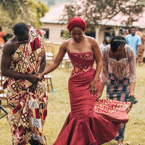 Ghanaian Traditional Wedding, Chitenge Outfits, South African Traditional Dresses, African Bridal Dress, African Traditional Wear, Nigerian Lace Styles Dress, Afrocentric Fashion, Kente Dress, Traditional African Clothing