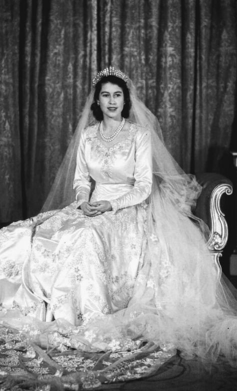 Queen Elizabeth Ii Wedding, Princess Margaret Wedding, Queen Elizabeth Wedding, Elizabeth Queen Of England, Prince Philip Queen Elizabeth, Queen Elizabeth Photos, Wedding November, Queen And Prince Phillip, Young Queen Elizabeth