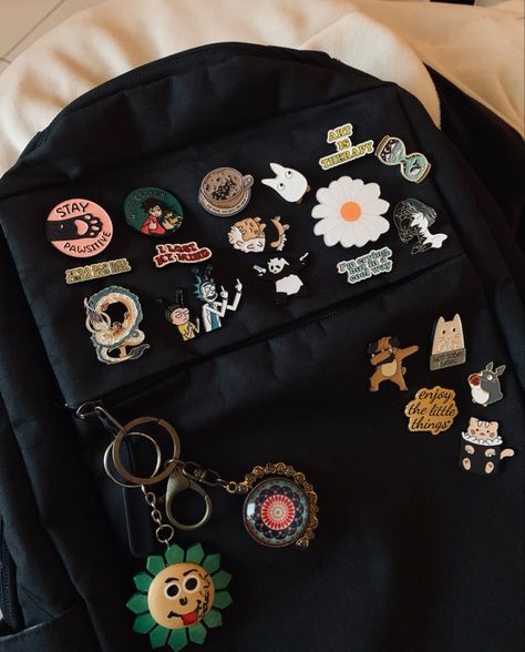 Bag With Pins Aesthetic, Bag Pins Aesthetic, Backpack With Pins, Mochila Kanken, Stylish School Bags, Clever Captions For Instagram, Inside My Bag, Bag Pins, Backpack Decoration