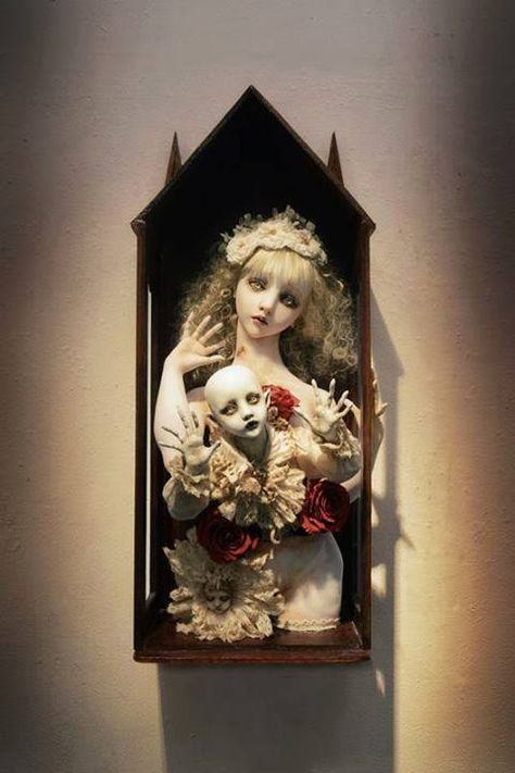 Amazing handmade dolls by Doll artist Mari Shimizu Creepy Doll Art, Creepy Doll, Fotografi Digital, Haunted Dolls, Momento Mori, Gothic Dolls, Unusual Art, Doll Art, Creepy Dolls