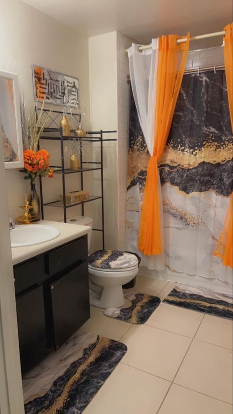 Living Room Decor Themes Ideas, Bathroom Decor Black Women, Bathroom Ideas With Color, Apartment Decorating Women, Apartment Decor Inspiration Bathroom, Bathroom Decor Ideas Brown, Bathroom Decor Apartment Themes, Orange Bathroom Ideas, Gold Bathroom Decor Ideas