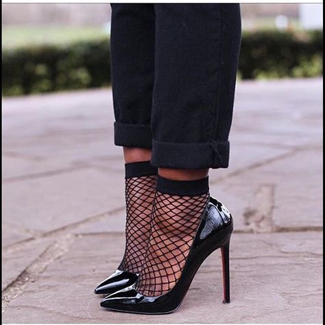 Louboutins with fishnet ankle socks. I absolutely adore this look! x How To Wear Fishnet Tights, Fishnet Ankle Socks, Blue Sandals Heels, Street Mode, Blue Dress Shoes, Neon Shoes, Moda Rock, Mode Glamour, Fishnet Socks