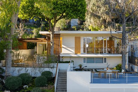 It's said the Thomas House is one of two homes designed by famous graphic designer Alvin Lustig. #midcentury Cleaning White Walls, All White Room, Midcentury House, Mid Century Home, Century Home, Clerestory Windows, Mid Century Architecture, Floor To Ceiling Windows, Silver Lake