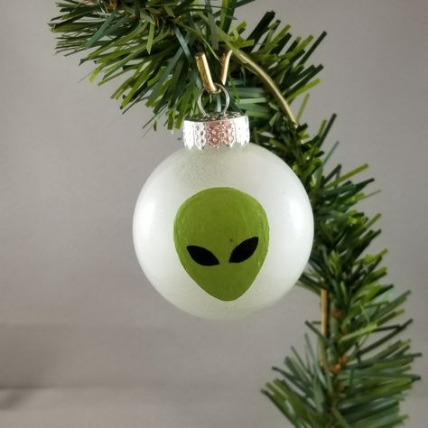 Alien face Christmas ornament Alien Ornaments Diy, Alien Christmas Tree, Nerdy Ornaments, Alien Ornament, Alien Tree, Space Tree, Alien Christmas, Alien Crafts, Space Christmas