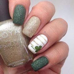 Feelin' lucky today? Try out these artsy St. Patricks Day Manis #nails #stpaddysday #beauty Shamrock Nails, March Nails, St Patricks Day Nails, Nail Art Stripes, Unghie Nail Art, Lucky Shamrock, Green Nail, Striped Nails, Simple Nail Art Designs