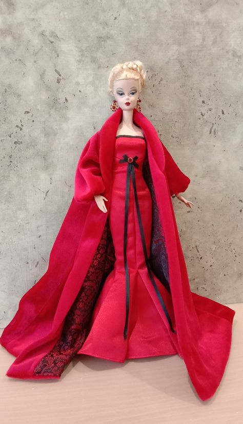 Christmas Barbie Dolls, Barbie Limited Edition, Barbie Christmas, Barbie Dolls For Sale, Winter Princess, Christmas Barbie, Barbie Gowns, Princess Collection, Barbie Princess