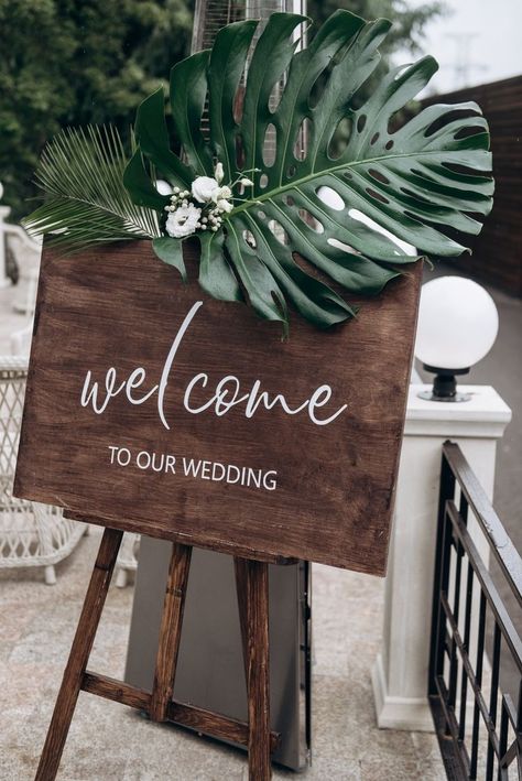 Hunter Green Beach Wedding, Tropical Wedding Cocktail Hour, Hawaii Wedding Decor, Summer Wedding Decoration Ideas, Black Tropical Wedding, Hawaiian Wedding Decor, Tropical Minimalist Wedding, Wedding Arch Tropical, Island Wedding Decor