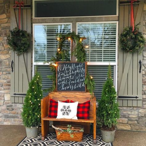 Christmas Bench, Farmhouse Front Porch Decorating, Farmhouse Front Porch Decor, Porch Design Ideas, Outside Christmas Decorations, Winter Porch, Christmas Front Porch, Christmas Porch Decor, Front Porch Decorating