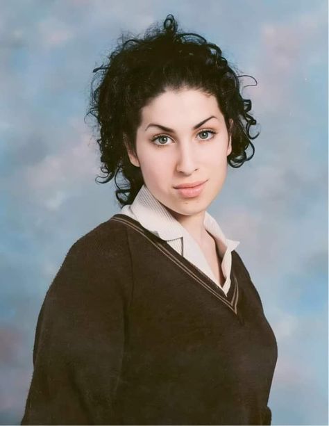 Young Amy Winehouse, Amy Wine, Amy Winehouse Style, Sunny Pictures, Amy W, Pete Doherty, Amazing Amy, Handwritten Notes, Princesa Diana