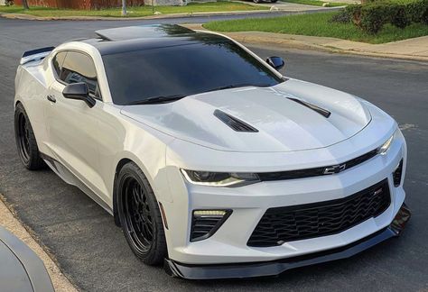 White Camaro Ss, White Camaro, 2016 Camaro Ss, Dodge Charger Hellcat, Camaro 2016, Dream Cars Mercedes, Luxurious Cars, Camaro Rs, Camaro Zl1