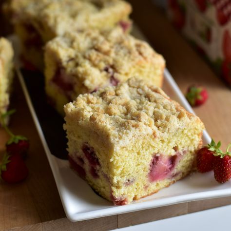 Strawberry Crumb Cake Recipe, Strawberry Crumb Cake, Strawberry Crunch Cake, Crumb Cake Recipe, Moist Vanilla Cake, Cake Mug, Crunch Cake, Strawberry Cake Recipes, Square Cake Pans