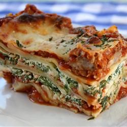 Delicious Wavy Lasagna with Meat Sauce, Fresh Ricotta and Spinach #allstarsbarilla Lasagna Recipe With Spinach And Beef, Lasagna Recipe With Ricotta Spinach Beef, Lasagna With Spinach And Meat, Lasagne With Ricotta, Spinach And Meat Lasagna, Lasagna With Meat Sauce, Lasagna Recipe With Ricotta, Fresh Ricotta, Best Lasagna Recipe